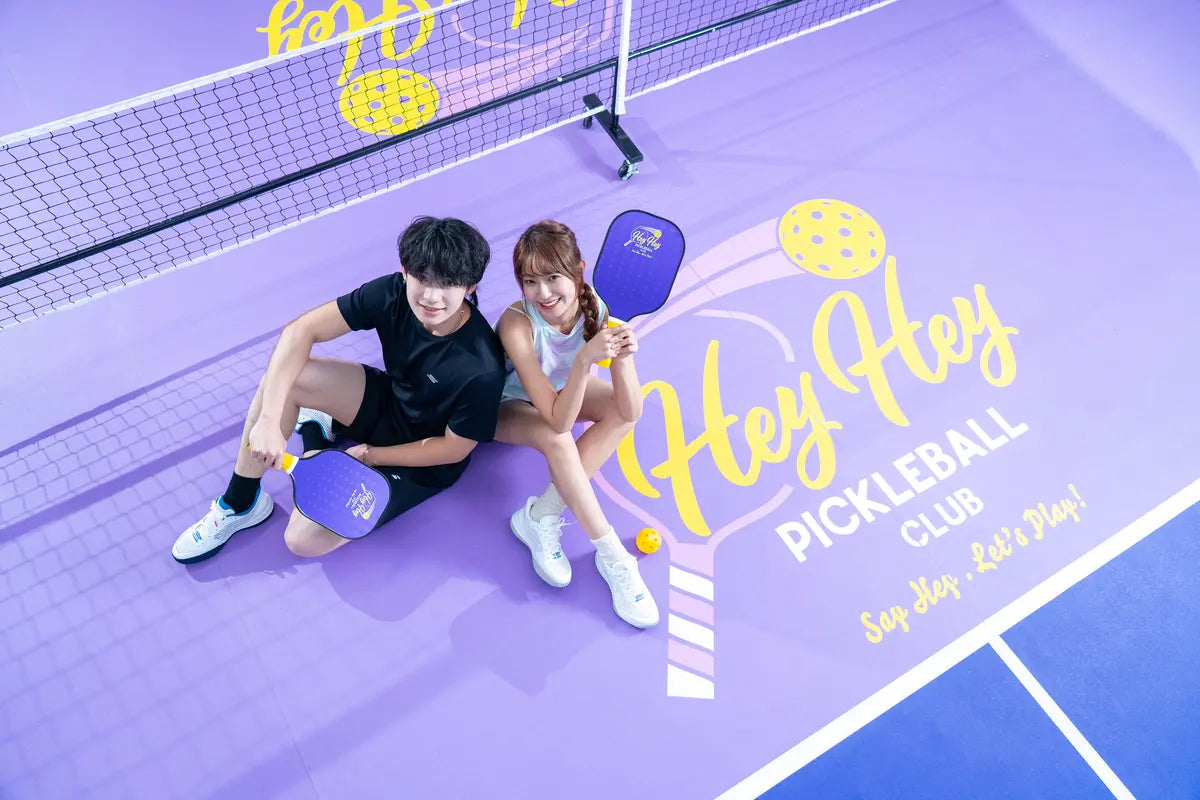 HeyHey Pickleball Club 學員在球場開心交流