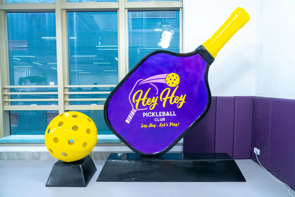 HeyHey Pickleball Club 紫色與黃色場地裝置