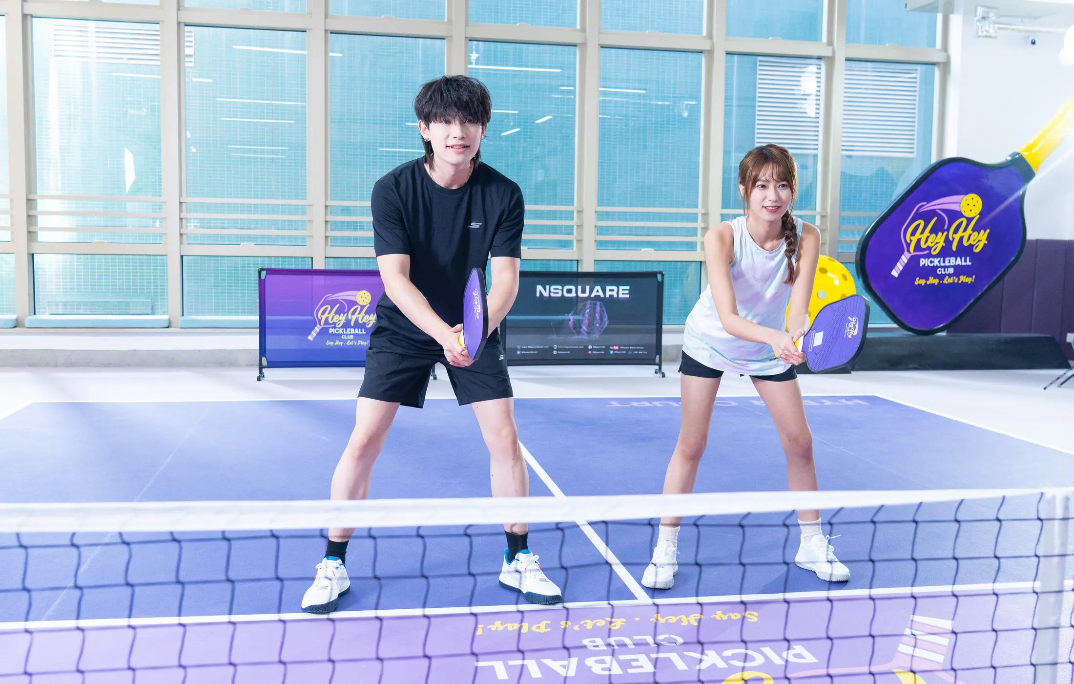 HeyHey Pickleball Club 學員在紫色球場打 Pickleball